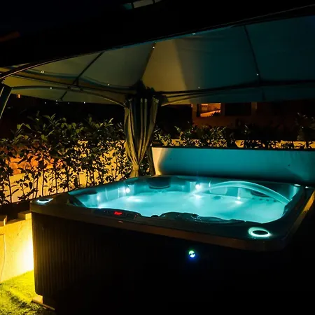 Villa Luciana - Five-bedroom With Two Pools And Center