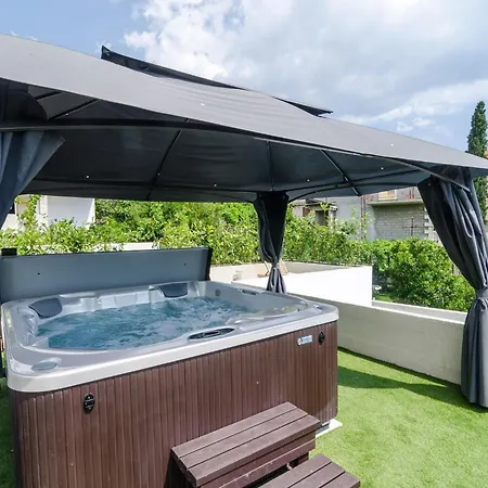 Villa Luciana - Five-bedroom With Two Pools And Center