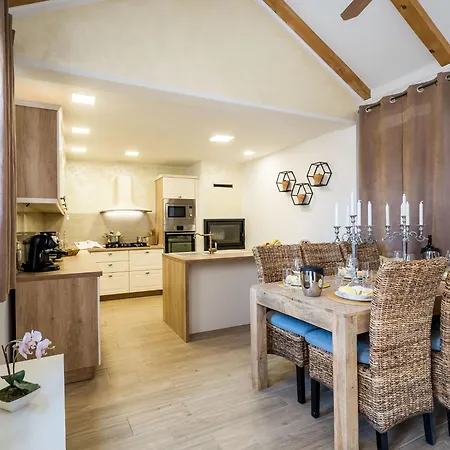 Luciana - Five-bedroom With Two Pools And Center Villa *