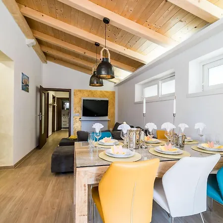 Luciana - Five-bedroom With Two Pools And Center * Mlini