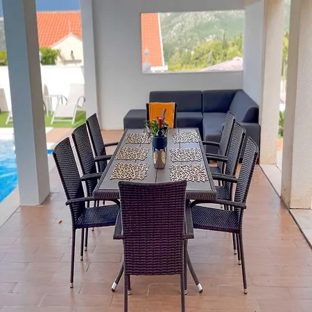 Luciana - Five-bedroom With Two Pools And Center