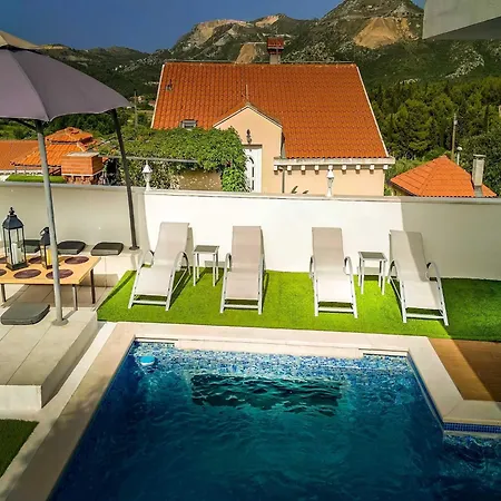 Villa Luciana - Five-bedroom With Two Pools And Center