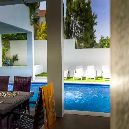Villa Luciana - Five-bedroom With Two Pools And Center *