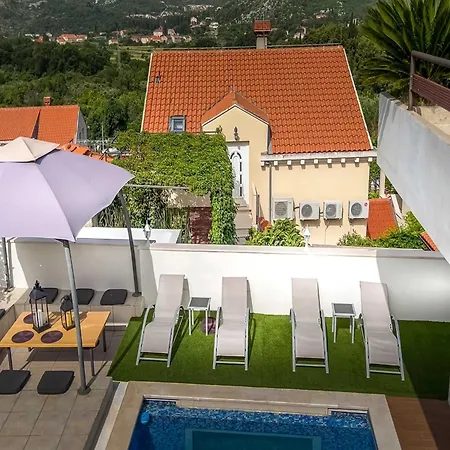 Luciana - Five-bedroom With Two Pools And Center