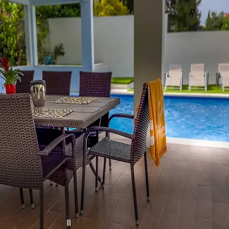 Luciana - Five-bedroom With Two Pools And Center Villa *