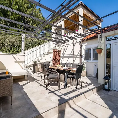 Luciana - Five-bedroom With Two Pools And Center *