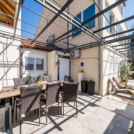 Luciana - Five-bedroom With Two Pools And Center