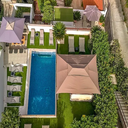 Luciana - Five-bedroom With Two Pools And Center Villa